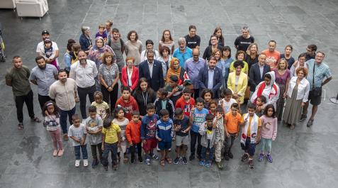 El Parlamento de Navarra recibe a los niños saharauis de Vacaciones en Paz Parlamentarios, el senador autonómico Koldo Martínez, la directora general de Políticas Migratorias, Patricia Ruiz de Irizar; Mohamed Galiani, subdelegado del Frente Polisario en Navarra, y Carolina García, representante de la Asociación Navarra de Amigos del Sahara han acudido al acto de reconocimiento