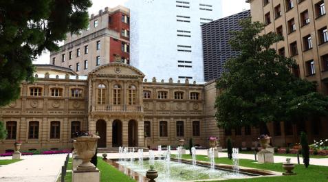 Palacio de Navarra El Palacio de Navarra y sus jardines, en la avenida de San Ignacio y, al fondo, el edificio de la Hacienda Foral de Navarra