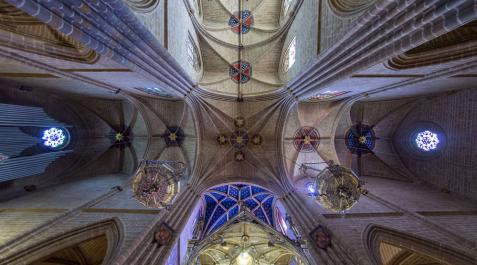 Nave central de la catedral de Pamplona Imagen del crucero en la nave central de la catedral de Pamplona.