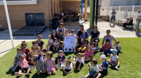 Alumnado y profesorado de la escuela infantil 0-3 años de Aoiz, con el cartel anunciador de las fiestas Alumnado y profesorado de la escuela infantil 0-3 años de Aoiz, con el cartel anunciador de las fiestas