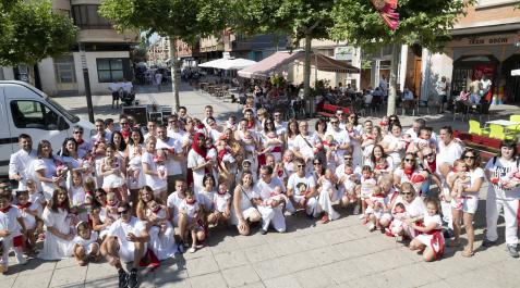 Los bebés reciben el pañuelico en Lodosa Las familias de los niños que recibieron el pañuelico posan en la plaza de España