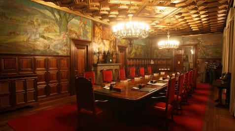 salón SALÓN DE SESIONES DEL PALACIO DE NAVARRA. Es el lugar donde los distintos gobiernos que ha tenido Navarra han tomado sus decisiones, en sesiones que son habitualmente semanales