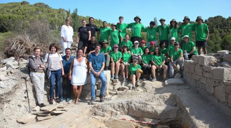 Voluntarios excavan en el Monasterio de Bargota, en Mañeru Participantes y visitantes, en un espacio del campo que se excava.