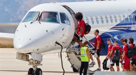 Osasuna vuela a Groningen La expedición navarra accede al avión que les desplazó directamente desde el aeropuerto de Noain a Groningen donde juegan hoy ante el equipo titular de la ciudad