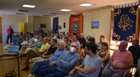 Acto informativo en el salón de plenos del Ayuntamiento de San Martín de Unx Asistentes al acto