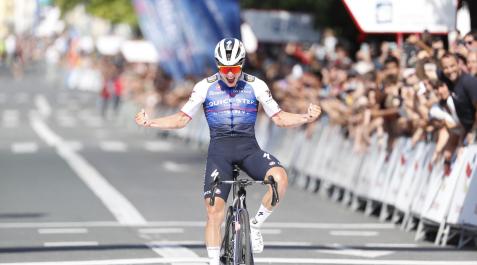 evenepoel Ramco Evenepoel celebra su trinfo en la meta de San Sebastián