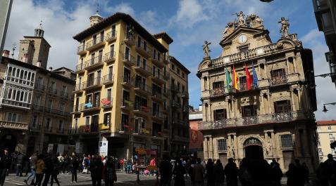 Plaza Consistorial de Pamplona. El Ayuntamiento de la capital recibirá 1,76 millones de euros de financiación menos este año 2022. Plaza Consistorial de Pamplona. El Ayuntamiento de la capital recibirá 1,76 millones de euros de financiación menos este año 2022