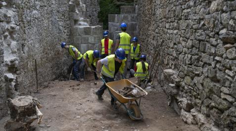 Los trabajos de excavación de este verano en la Fábrica de Armas de Eugi se centran en sacar a la luz el antiguo canal de agua junto a los hornos Los trabajos de excavación de este verano en la Fábrica de Armas de Eugi se centran en sacar a la luz el antiguo canal de agua junto a los hornos