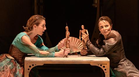 Marta Poveda (izda) y Aitana Sánchez-Gijón se meten en la piel de la pícara protagonista, además de interpretar al resto de personajes que aparecen en el espectáculo. Marta Poveda (izda) y Aitana Sánchez-Gijón se meten en la piel de la pícara protagonista, además de interpretar al resto de personajes que aparecen en el espectáculo.