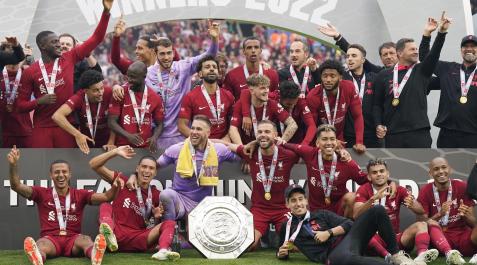 Los jugadores del Liverpool, con el trofeo de campeones de la Community Shield