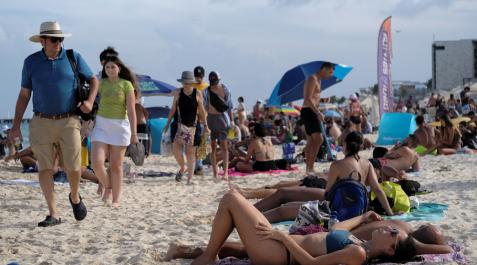 Bañistas y paseantes, en una playa Bañistas y paseantes, en una playa