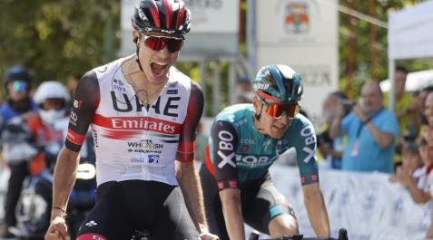 Juan Ayuso Juan Ayuso celebra la victoria en el Gran Premio de Getxo al cruzar la línea de meta