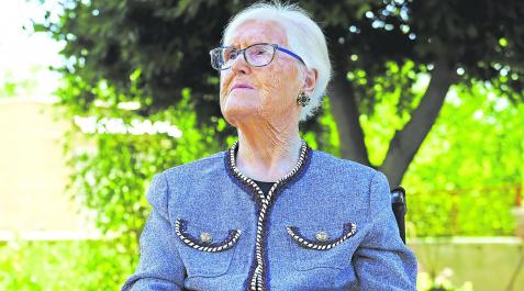 En la residencia. Ya no pinta, pero cuenta que está muy bien atendida. Disfruta jugando al bingo con sus compañeros En la residencia. Ya no pinta, pero cuenta que está muy bien atendida. Disfruta jugando al bingo con sus compañeros