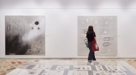Una persona contempla dos obras de gran formato de la exposición de Naroa Armendáriz en el polvorín. Una persona contempla dos obras de gran formato de la exposición de Naroa Armendáriz en el polvorín.