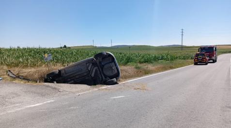 Estado del vehículo tras la salida de vía en la NA-6020 Estado del vehículo tras la salida de vía en la NA-6020