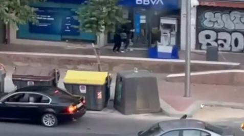 Revientan un cajero automático en Madrid y los vecinos recogen billetes del suelo Revientan un cajero automático en Madrid y los vecinos recogen billetes del suelo