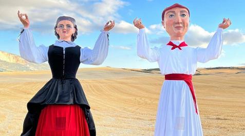 Los dos gigantes, retratados en Beriáin listos antes de ser trasladados a Estella Los dos gigantes, retratados en Beriáin listos antes de ser trasladados a Estella