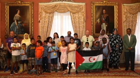 Niños saharauis del programa 'Verano en paz' Los niños saharauis junto a sus familias de acogida en el ayuntamiento