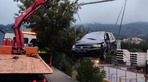 leitza La grúa rescata el coche que se salió de la vía en Leitza