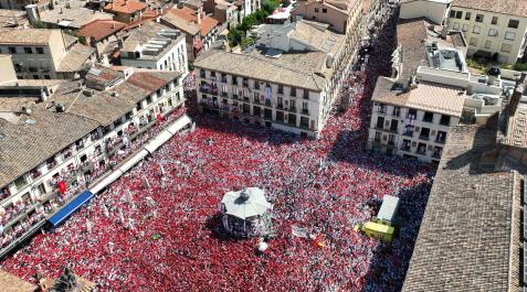 COHETE A: POLICIA FORAL
F: 02/08/2022
P: UNA IMAGEN DEL COHETE DE TUDELA A VISTA DE DRON
L: TUDELA
T: ASISTENTES AL COHETE VISTOS DESDE UN DRON DE LA POLICIA FORAL