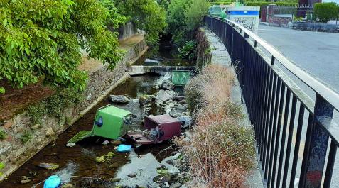 Vandalismo en Bera Los contenedores arrojados a la regata