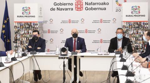 Proyecto europeo para profundizar en la perspectiva rural de la legislación De izquierda a derecha, el director general de Administración Local y Despoblación, Jesús Mari Rodríguez, el consejero de Cohesión Territorial, Bernardo Ciriza, y el director de El Hueco, Joaquín Alcalde, durante la reunión de presentación de las propuestas extraídas en el Mecanismo Rural de Garantía