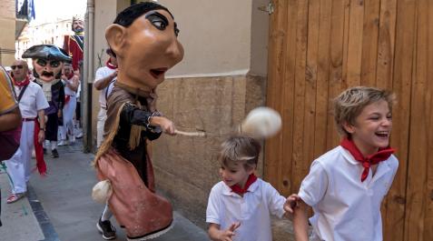 Dos niños huyen del acoso de un cabezudo Dos niños huyen del acoso de un cabezudo