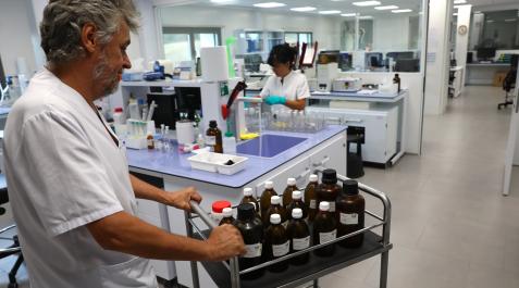Egillor Iñaki Etxarri, técnico de control de calidad, en el laboratorio donde una analista trabaja muestras.