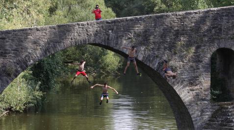 Un grupo de jóvenes saltaba ayer desde el Puente de la Magdalena al río Arga, en Pamplona Un grupo de jóvenes saltaba ayer desde el Puente de la Magdalena al río Arga, en Pamplona
