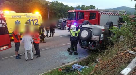 accidente bera Asistencias sanitarias y efectivos de bomberos, junto al vehículo accidentado