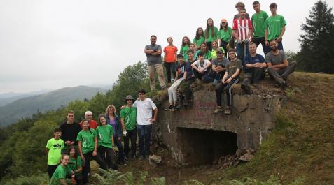 voluntariado-bunkeres La consejera de Relaciones Ciudadanas, Ana Ollo, y el director del Instituto Navarro de la Memoria, Josemi Gastón, junto a los participantes del campo de voluntariado juvenil en el puerto de Otsondo