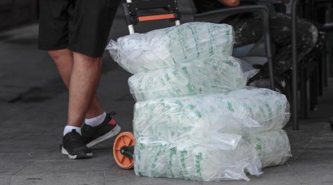 bolsas-hielo Un repartidor con varias bolsas de cubitos de hielo