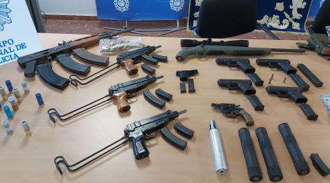 Cadiz-armas En el domicilio del detenido encontraron pistolas, revólveres, escopetas de dos cañones, una pistola de bolsillo y un subfusil de asalto AK47