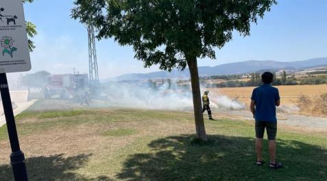 Pequeño incendio en Berriosuso cerca de la escuela infantil Pequeño incendio en Berriosuso cerca de la escuela infantil