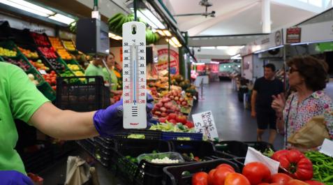 Un termómetro de uno de los puestos del Mercado del Ensanche marca 30 grados Un termómetro de uno de los puestos del Mercado del Ensanche marca 30 grados