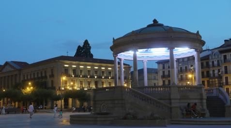 El quiosco de la Plaza del Castillo y una de las fachadas del Palacio de Navarra, sede del Gobierno, con luz El quiosco de la Plaza del Castillo y una de las fachadas del Palacio de Navarra, sede del Gobierno, con luz