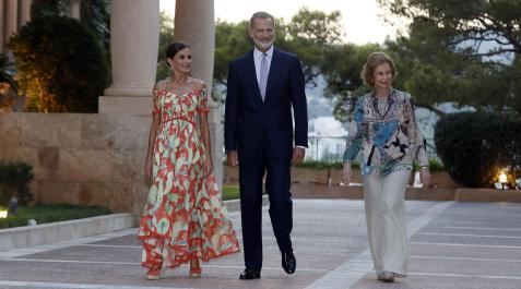 Los Reyes Felipe VI y Letizia y la Reina Doña Sofía, en la recepción a las autoridades y representantes de la sociedad balear.
