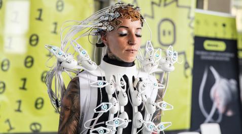 FUSION-CEREBRO-MAQUINA Vestido interactivo controlado a través de una interfaz cerebro-máquina