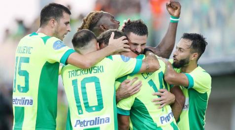 Jugadores del AEK de Larnaca celebran uno de sus dos goles AEK
