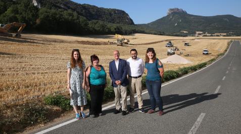 cabredo El consejero de Cohesión Territorial, Bernardo Ciriza; la alcaldesa de Cabredo, Aranzazu Fernández; y el director general de Administración Local y Despoblación, Jesús Mari Rodríguez, acompañados por miembros de la corporación municipal y de la Mancomunidad de Servicios Administrativos de Sierra de Codés - Agrupación de Codés