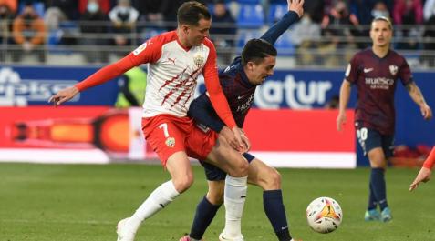 Juan Villar, con la camiseta del Almería, en un partido contra el Huesca Juan Villar