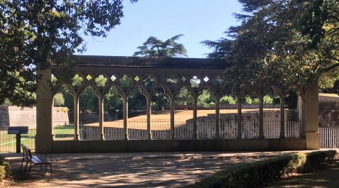Arquería del convento cisterciense de Marcilla en el monumento a Teobaldo I. Jardines de la Taconera. Arquería del convento cisterciense de Marcilla en el monumento a Teobaldo I. Jardines de la Taconera.