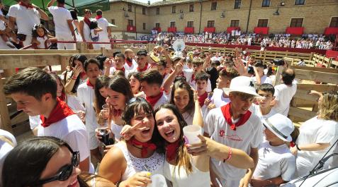 Chupinazo Larraga Los jóvenes siguieron la charanga después del chupinazo