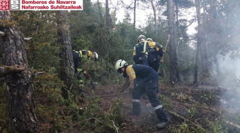 incendio aguinaga Efectivos de bomberos trabajando en el lugar del incendio