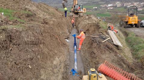 Parte de los trabajos para llevar la tubería hasta Goñi, al fondo, a 429 metros de altura respecto a la planta de Egillor Parte de los trabajos para llevar la tubería hasta Goñi, al fondo, a 429 metros de altura respecto a la planta de Egillor