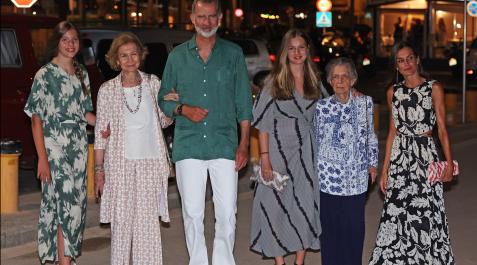 Los reyes y sus hijas cenan con doña Sofía en su primera salida familiar Los reyes y sus hijas cenan con doña Sofía en su primera salida familiar