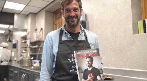 joseba-arguinano El cocinero Joseba Arguiñano posa con su libro de recetas