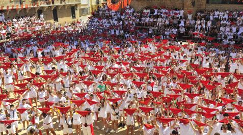 Los vecinos de Carcastillo levantando los pañuelos rojos en el momento del chupinazo Los vecinos de Carcastillo levantando los pañuelos rojos en el momento del chupinazo