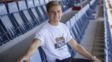 El futbolista navarro, de 23 años, en la grada de Tajonar El futbolista navarro, de 23 años, en la grada de Tajonar