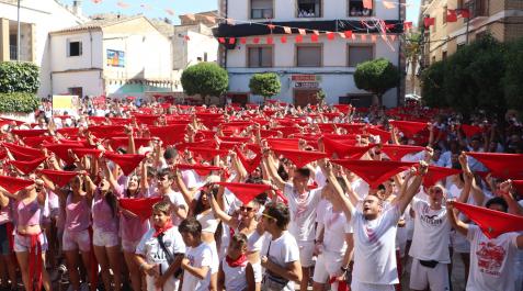 Los asistentes al cohete formaron una auténtica marea roja festiva alzando sus pañuelos a la espera de que llegara el momento de poner en marcha las jornadas lúdicas Cohete